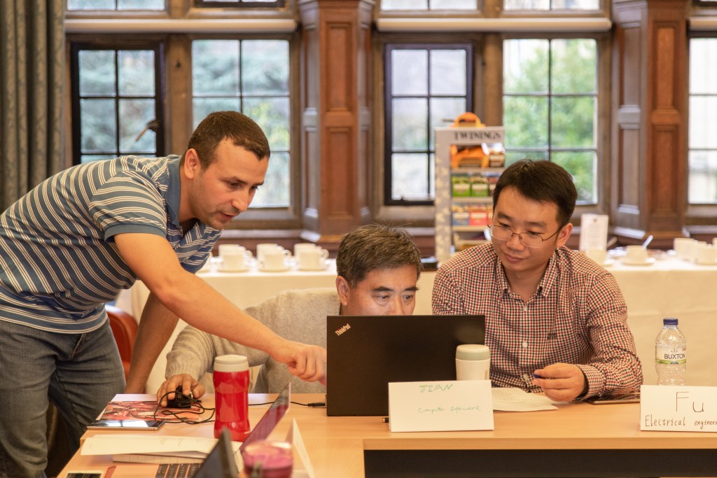 Mohammed Yaqub showing Oxford EMI participants best practice using technology